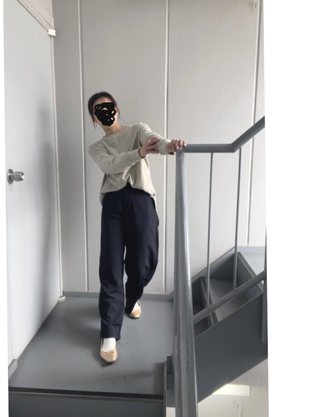 ベージュ系のTシャツ/カットソー、ブルー系のその他パンツを着用したレディースの春コーディネートの4枚目の写真