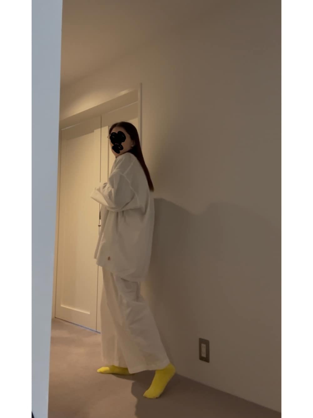 ブルー系のスニーカー、グリーン系のベスト、ホワイト系のシャツ/ブラウスを着用したレディースの秋コーディネートの5枚目の写真