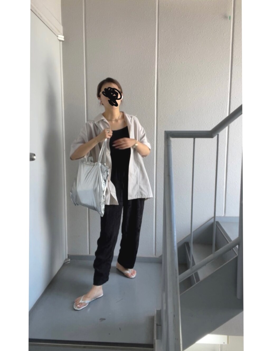 シルバー系のエコバッグ/サブバッグ、ブラック系のその他パンツ、シルバー系のサンダルを着用したレディースの夏コーディネートの2枚目の写真