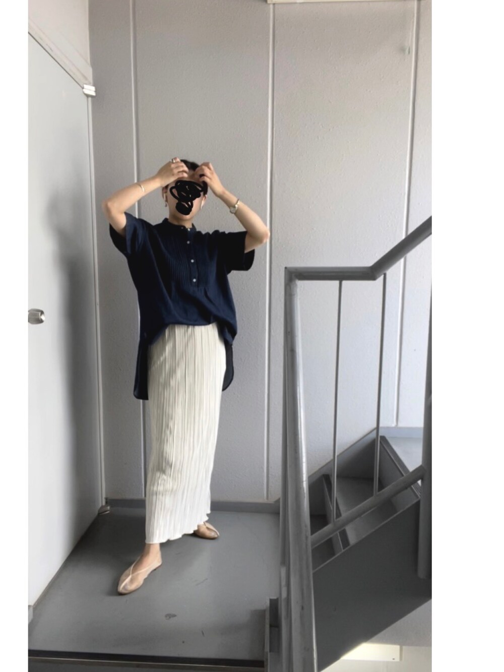 ブルー系のシャツ/ブラウス、ベージュ系のスカート、ホワイト系のバレエシューズを着用したレディースの夏コーディネートの3枚目の写真