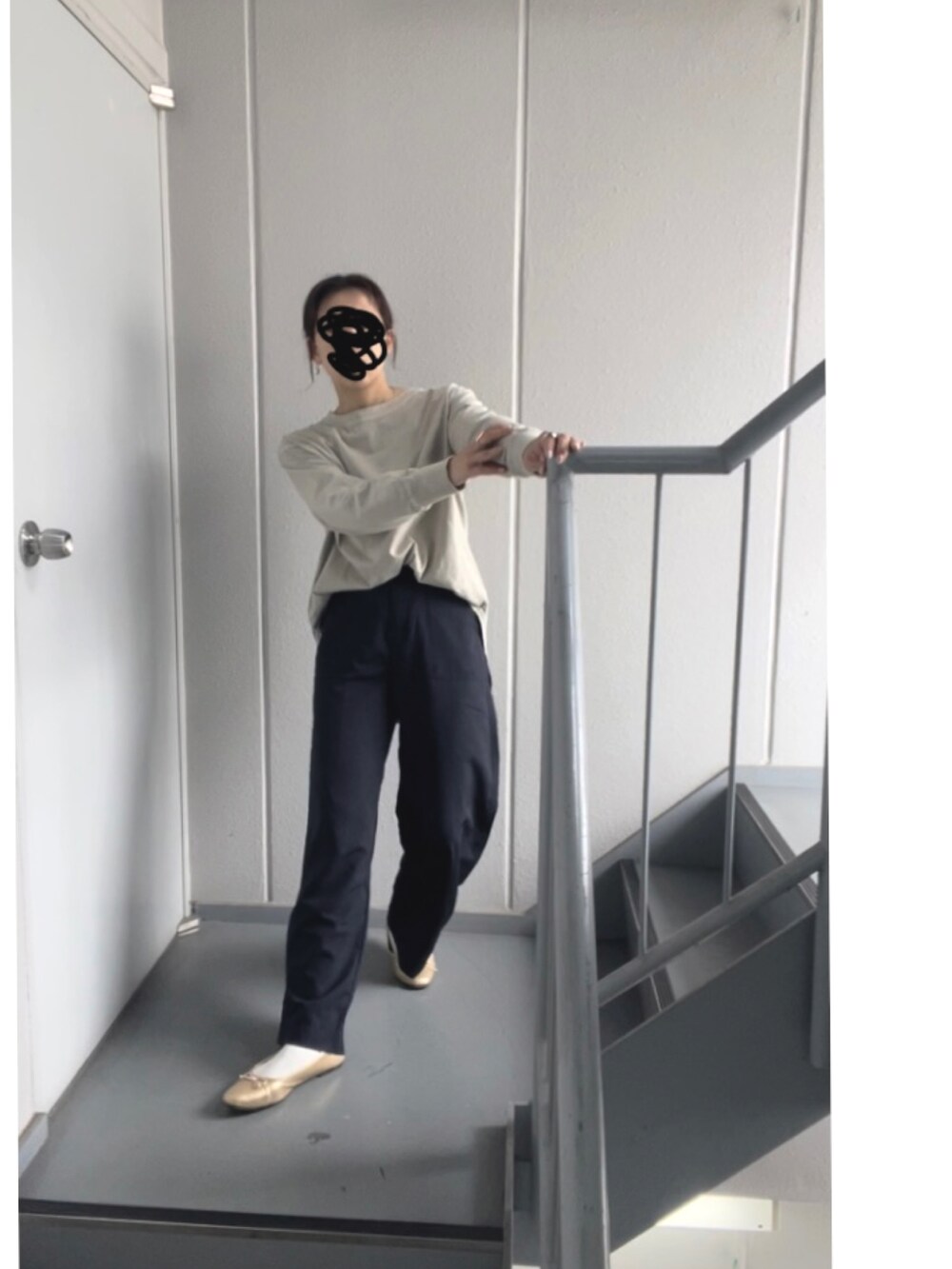 ベージュ系のTシャツ/カットソー、ブルー系のその他パンツを着用したレディースの春コーディネートの5枚目の写真