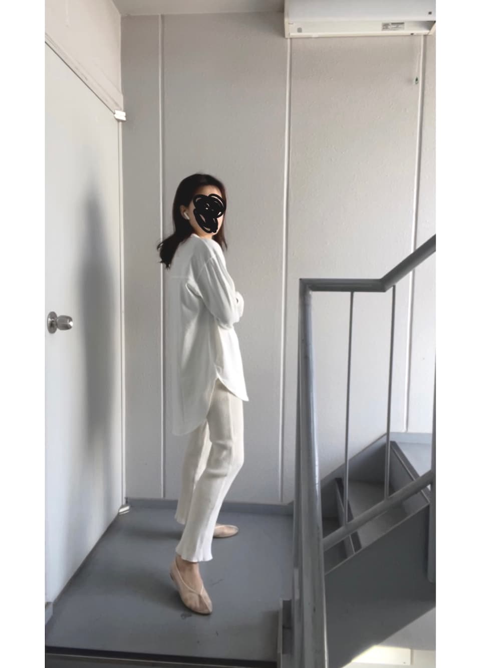 ホワイト系のTシャツ/カットソー、ホワイト系のその他パンツ、ホワイト系のバレエシューズを着用したレディースの春コーディネートの4枚目の写真