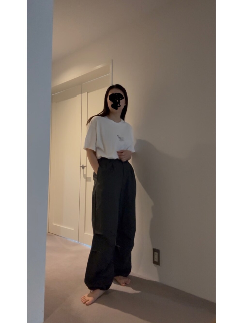 ブルー系のスニーカー、グレー系のその他パンツ、シルバー系のメガネを着用したレディースの秋コーディネートの5枚目の写真