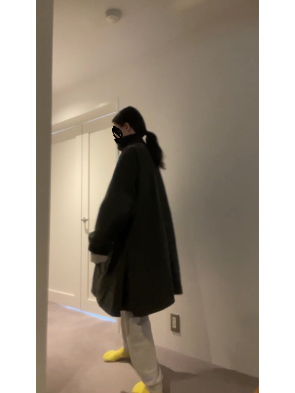 ホワイト系のパンツ、ブルー系のニット/セーター、ブラック系のスニーカーを着用したレディースの春コーディネートの3枚目の写真