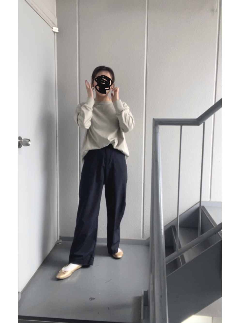 ベージュ系のTシャツ/カットソー、ブルー系のその他パンツを着用したレディースの春コーディネートの2枚目の写真