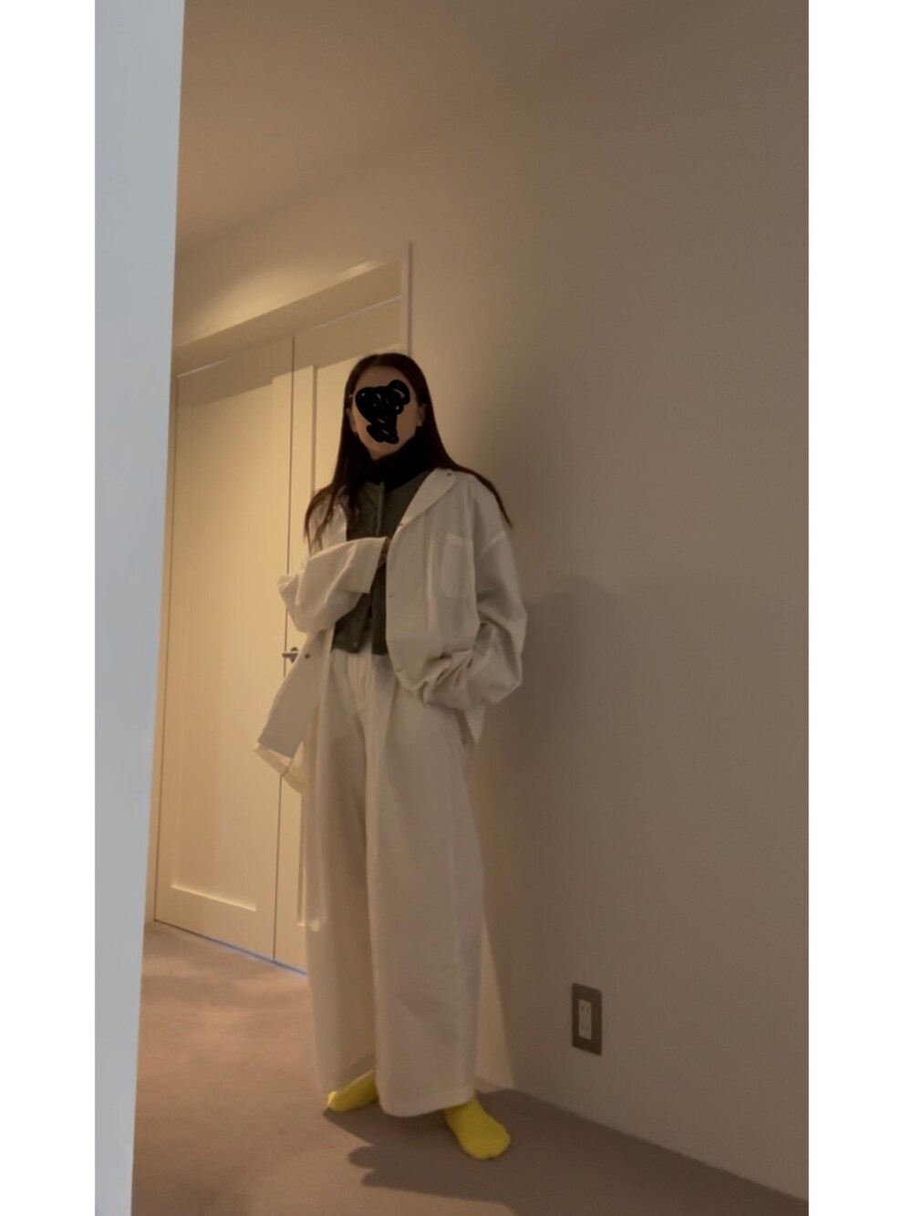 ブルー系のスニーカー、グリーン系のベスト、ホワイト系のシャツ/ブラウスを着用したレディースの秋コーディネートの2枚目の写真