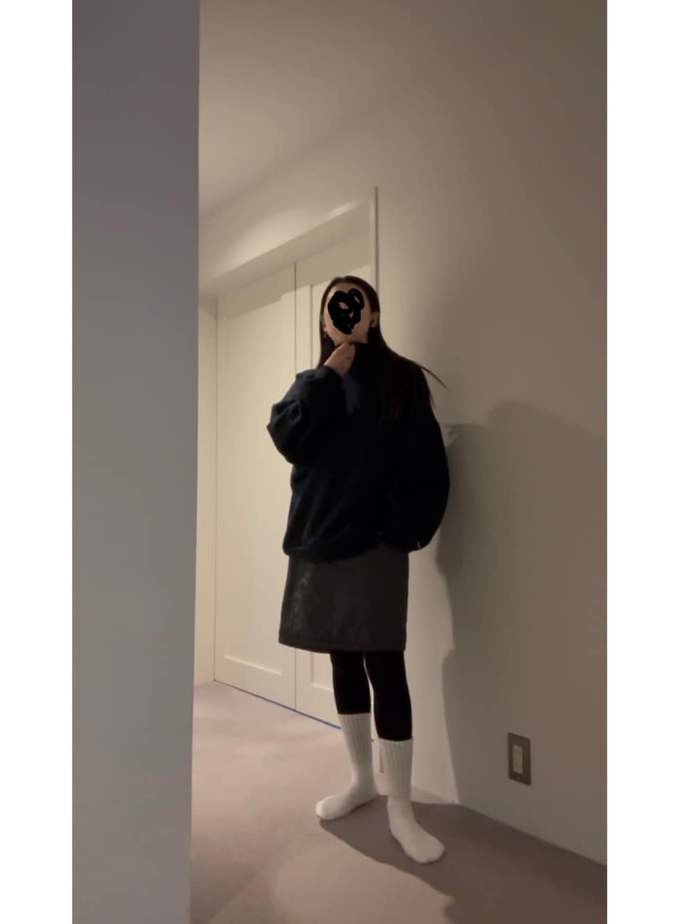 ブルー系のスニーカーを着用したレディースの冬コーディネートの2枚目の写真