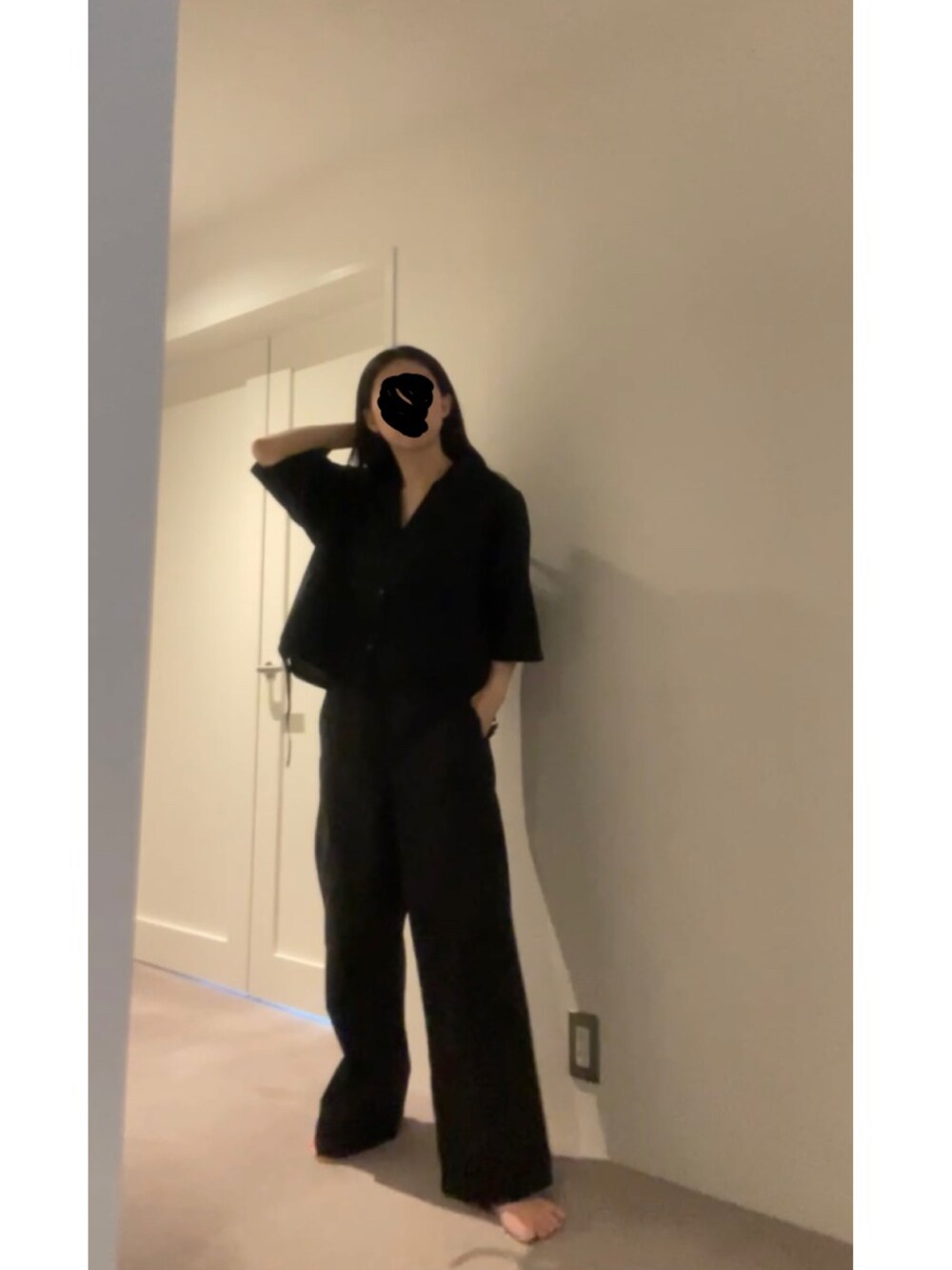 ブラック系のシャツ/ブラウス、ブラック系のその他パンツ、ブルー系のスニーカーを着用したレディースの夏コーディネートの3枚目の写真