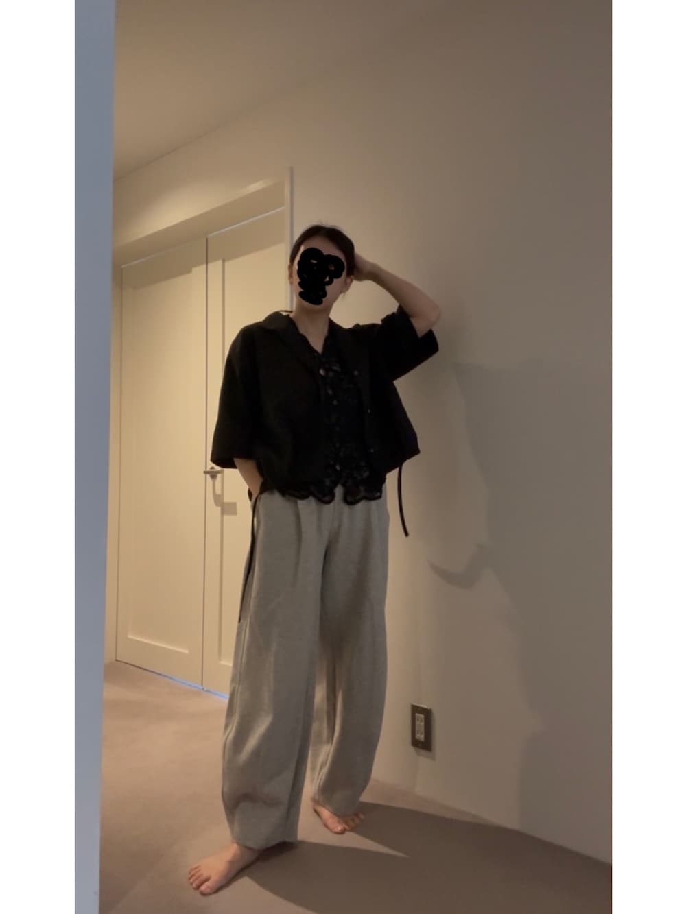 ブラック系のシャツ/ブラウス、グレー系のその他パンツ、シルバー系のスニーカーを着用したレディースの夏コーディネートの2枚目の写真