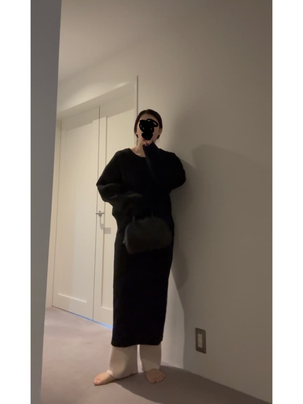 ブルー系のスニーカー、ブラック系のニット/セーター、ホワイト系のその他パンツを着用したレディースの秋コーディネートの3枚目の写真