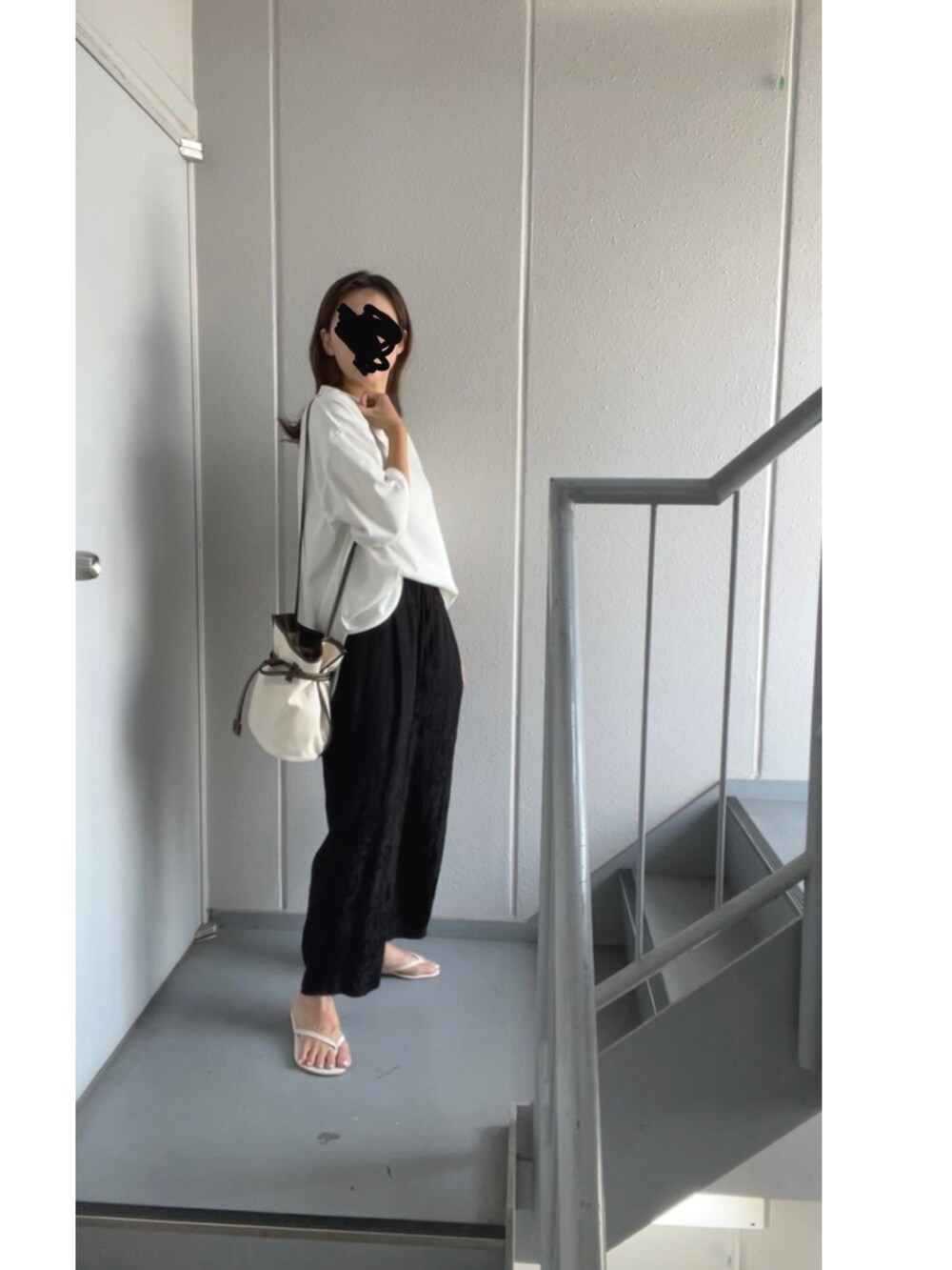 ホワイト系のTシャツ/カットソー、ホワイト系のショルダーバッグ、ブラック系のその他パンツを着用したレディースの夏コーディネートの2枚目の写真