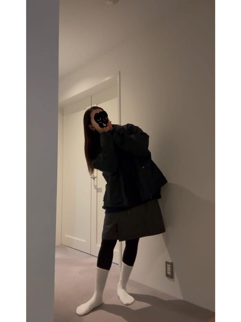 ブルー系のスニーカーを着用したレディースの冬コーディネートの4枚目の写真