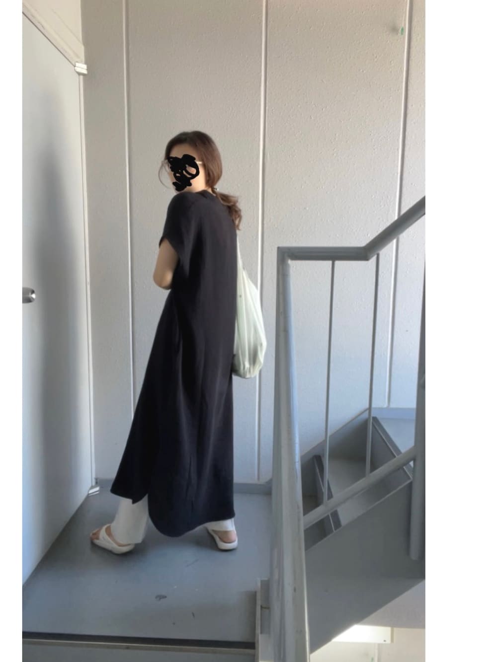 ブラック系のワンピース、ベージュ系のその他パンツ、ホワイト系のサンダルを着用したレディースの夏コーディネートの2枚目の写真