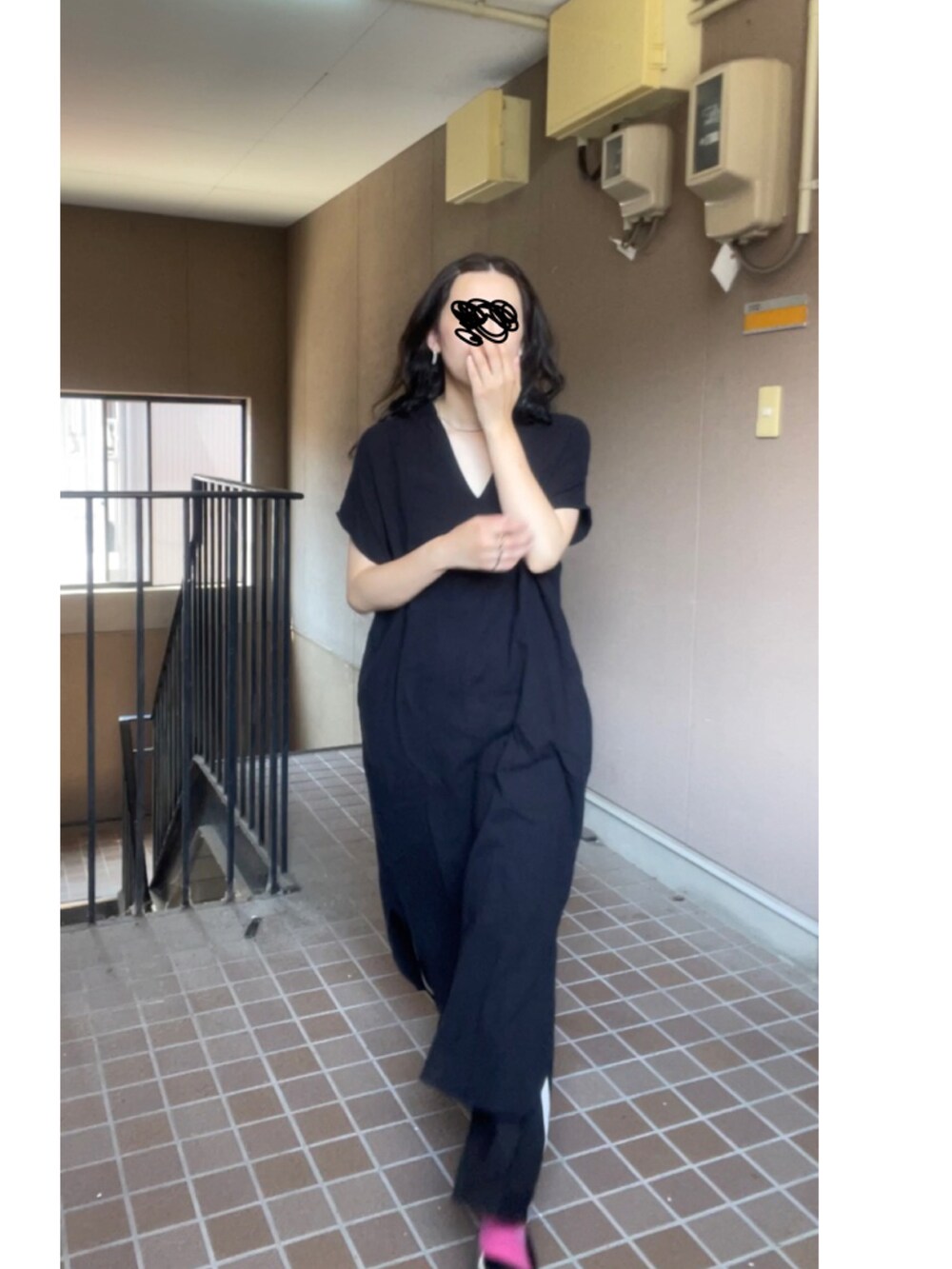 ブラック系のワンピース、ブラック系のパンプス、ブラック系のその他パンツを着用したレディースの夏コーディネートの4枚目の写真