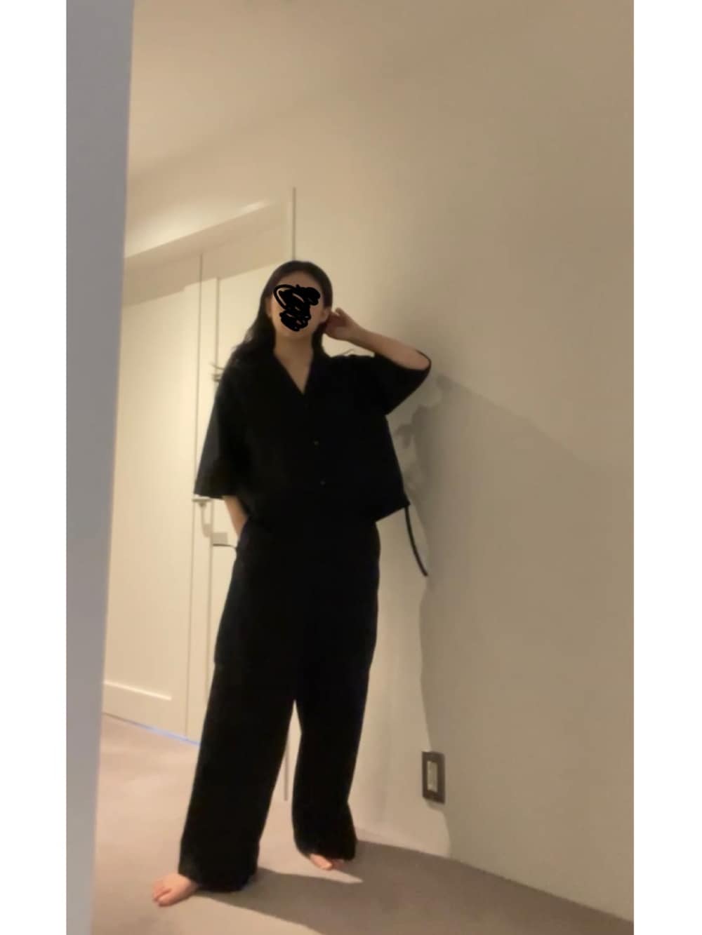 ブラック系のシャツ/ブラウス、ブラック系のその他パンツ、ブルー系のスニーカーを着用したレディースの夏コーディネートの5枚目の写真