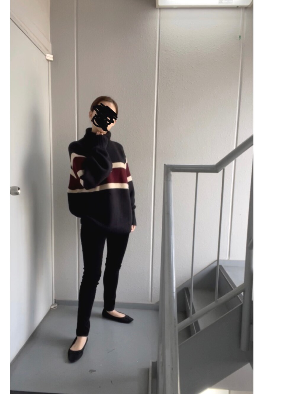 ブラック系のその他パンツ、ブラック系のパンプスを着用したレディースの秋コーディネートの2枚目の写真