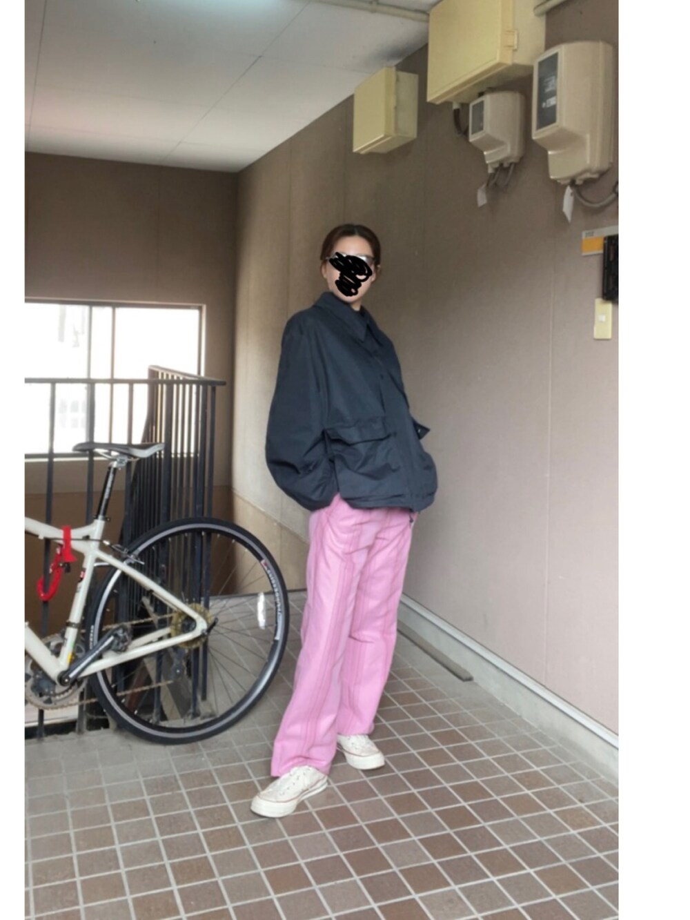 ホワイト系のショルダーバッグ、ピンク系のその他パンツ、ホワイト系のスニーカーを着用したレディースの春コーディネートの2枚目の写真