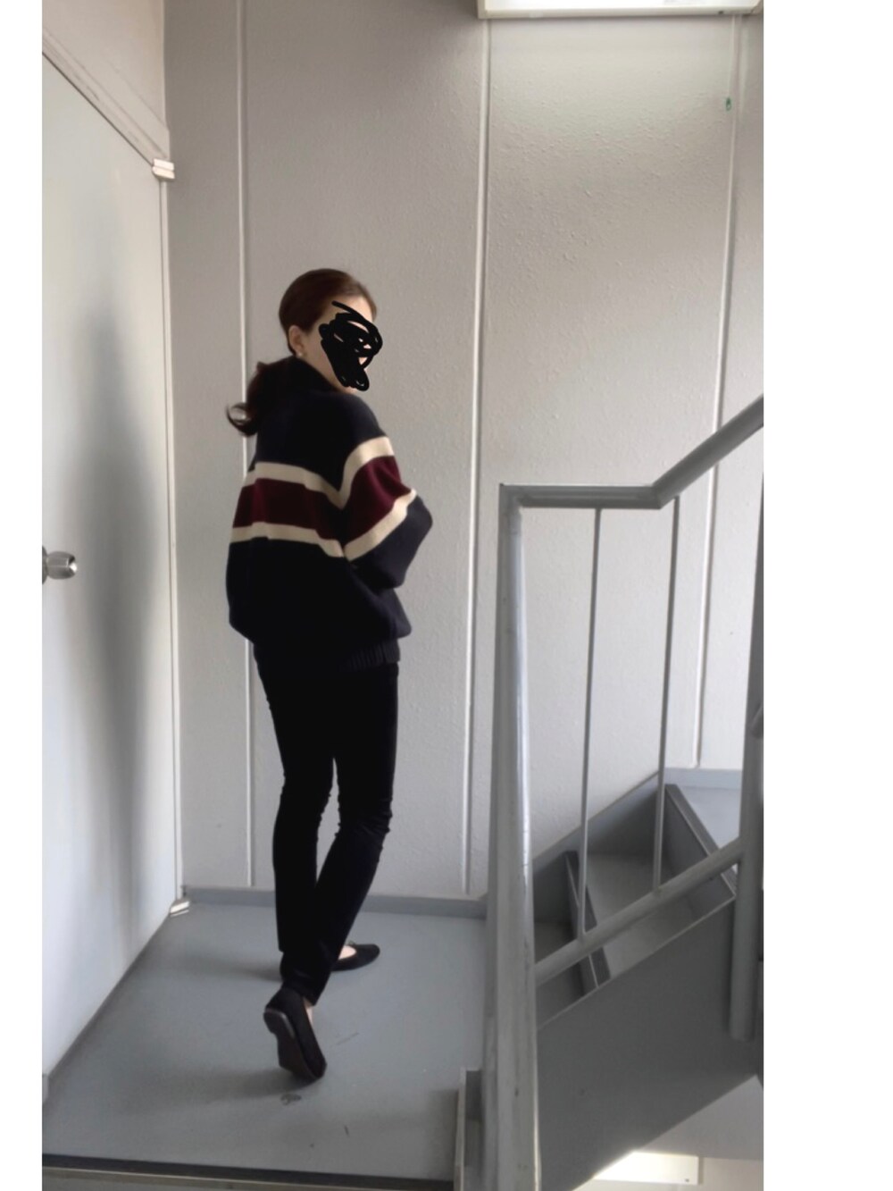 ブラック系のその他パンツ、ブラック系のパンプスを着用したレディースの秋コーディネートの4枚目の写真