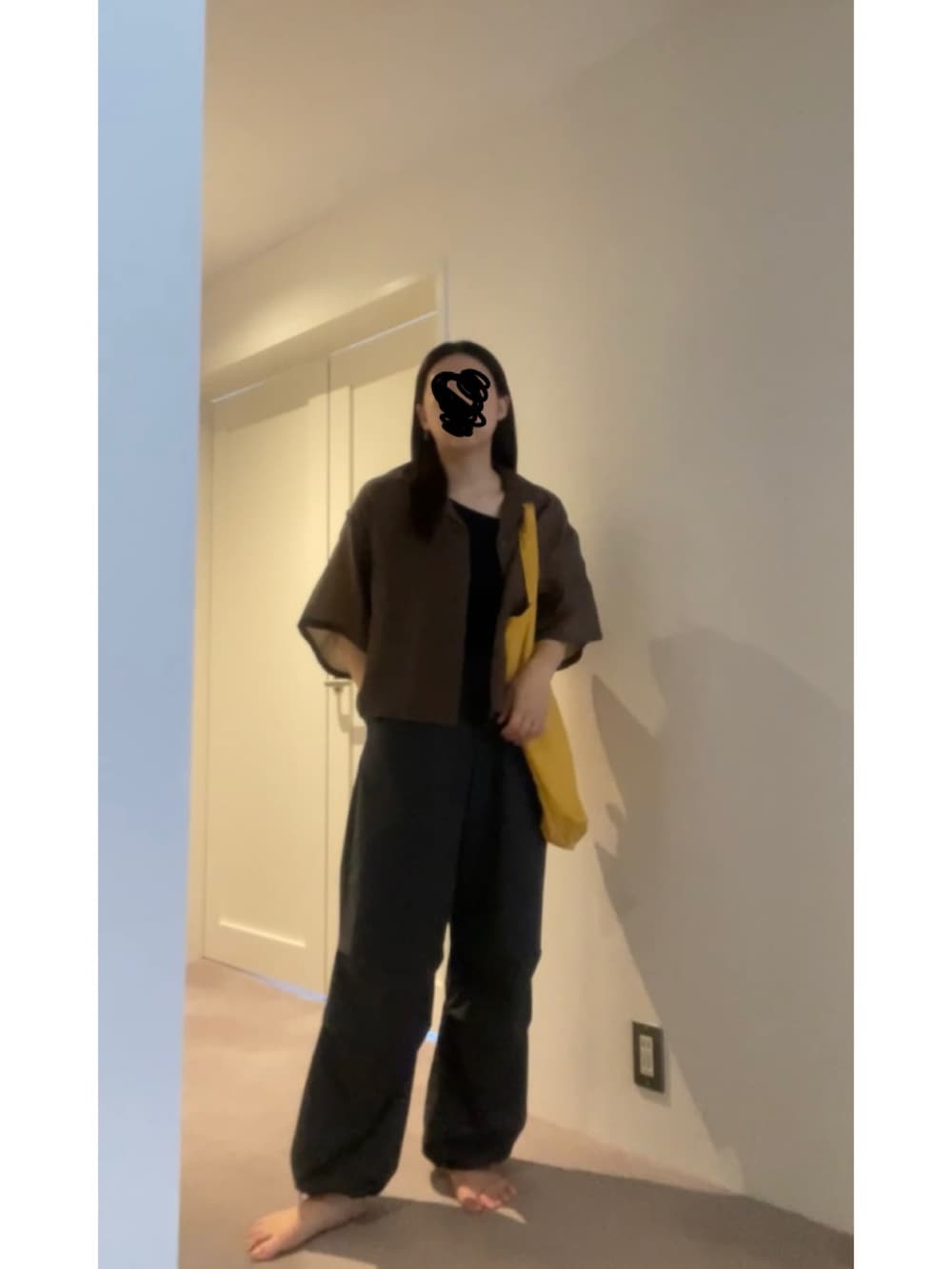 ブラウン系のシャツ/ブラウス、グレー系のその他パンツ、ホワイト系のサンダルを着用したレディースの夏コーディネートの3枚目の写真