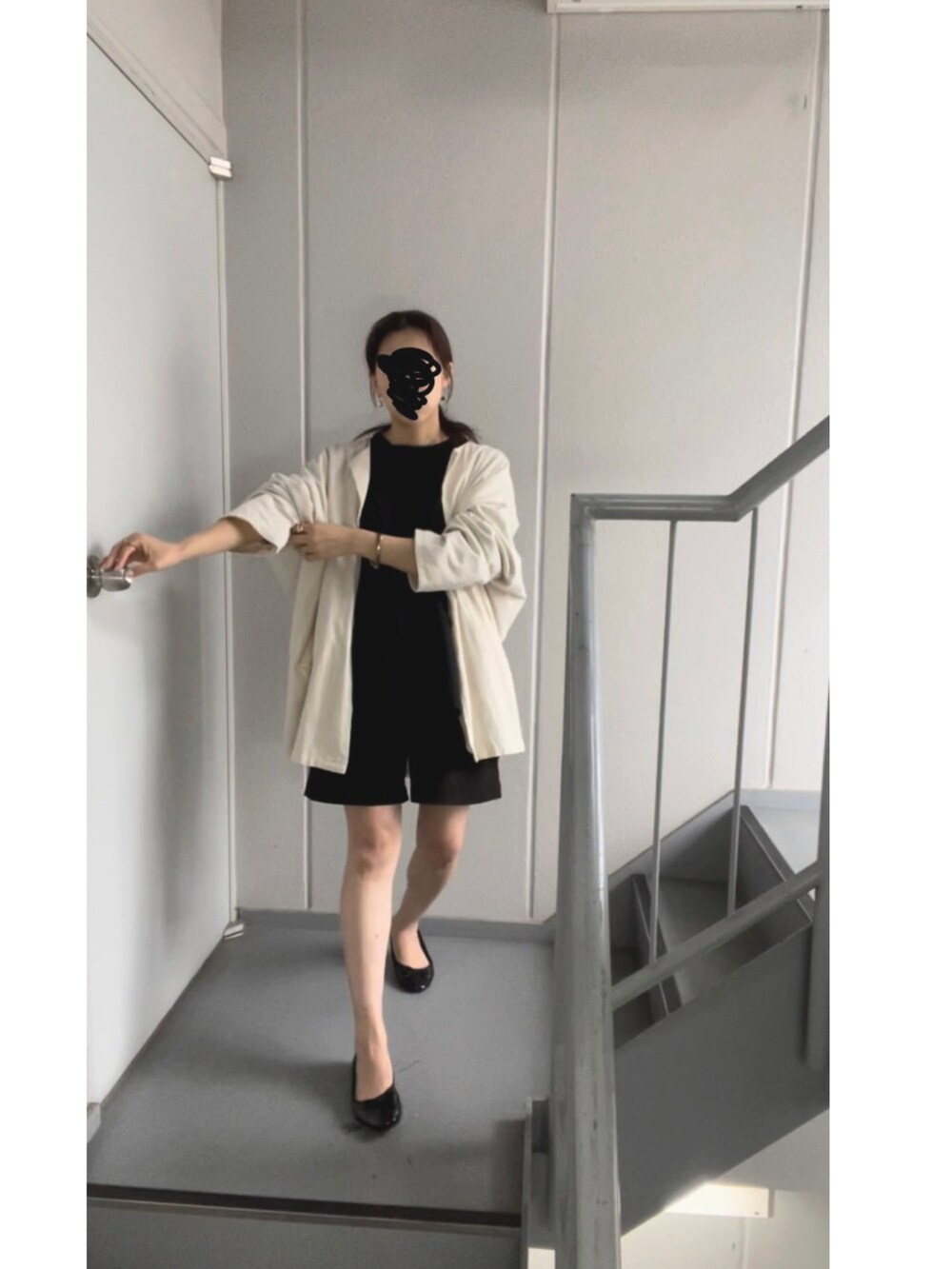 ブラック系のパンプス、ブラック系のその他パンツ、ブラック系のTシャツ/カットソーを着用したレディースの春コーディネートの4枚目の写真