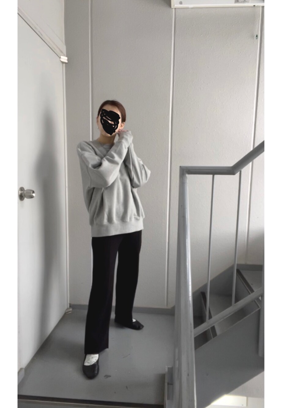 グレー系のスウェット、ブラック系のその他パンツ、ブラック系のパンプスを着用したレディースの冬コーディネートの3枚目の写真