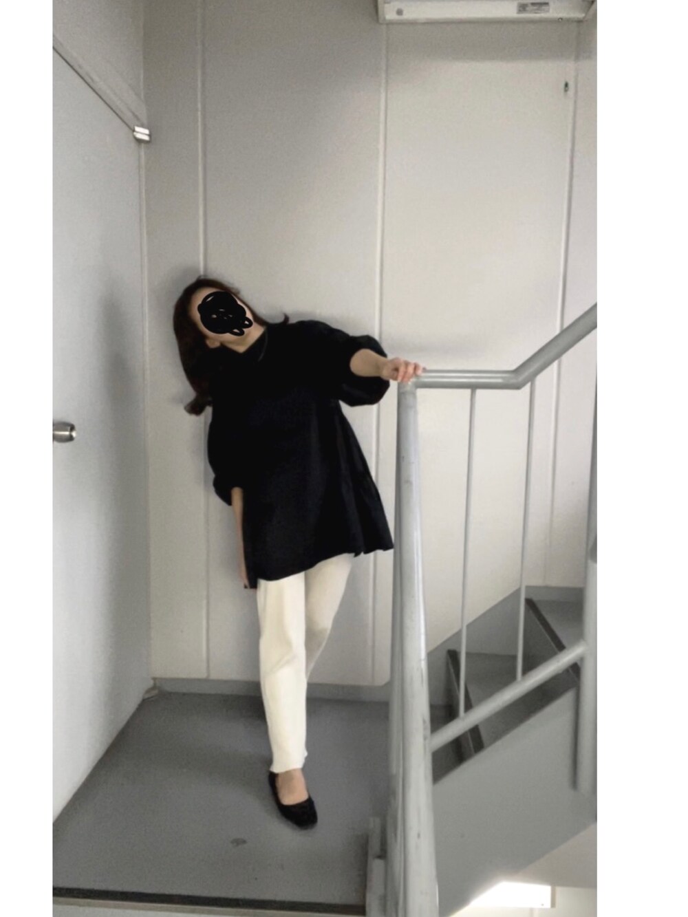 ホワイト系のその他パンツ、ブラック系のパンプスを着用したレディースの冬コーディネートの2枚目の写真