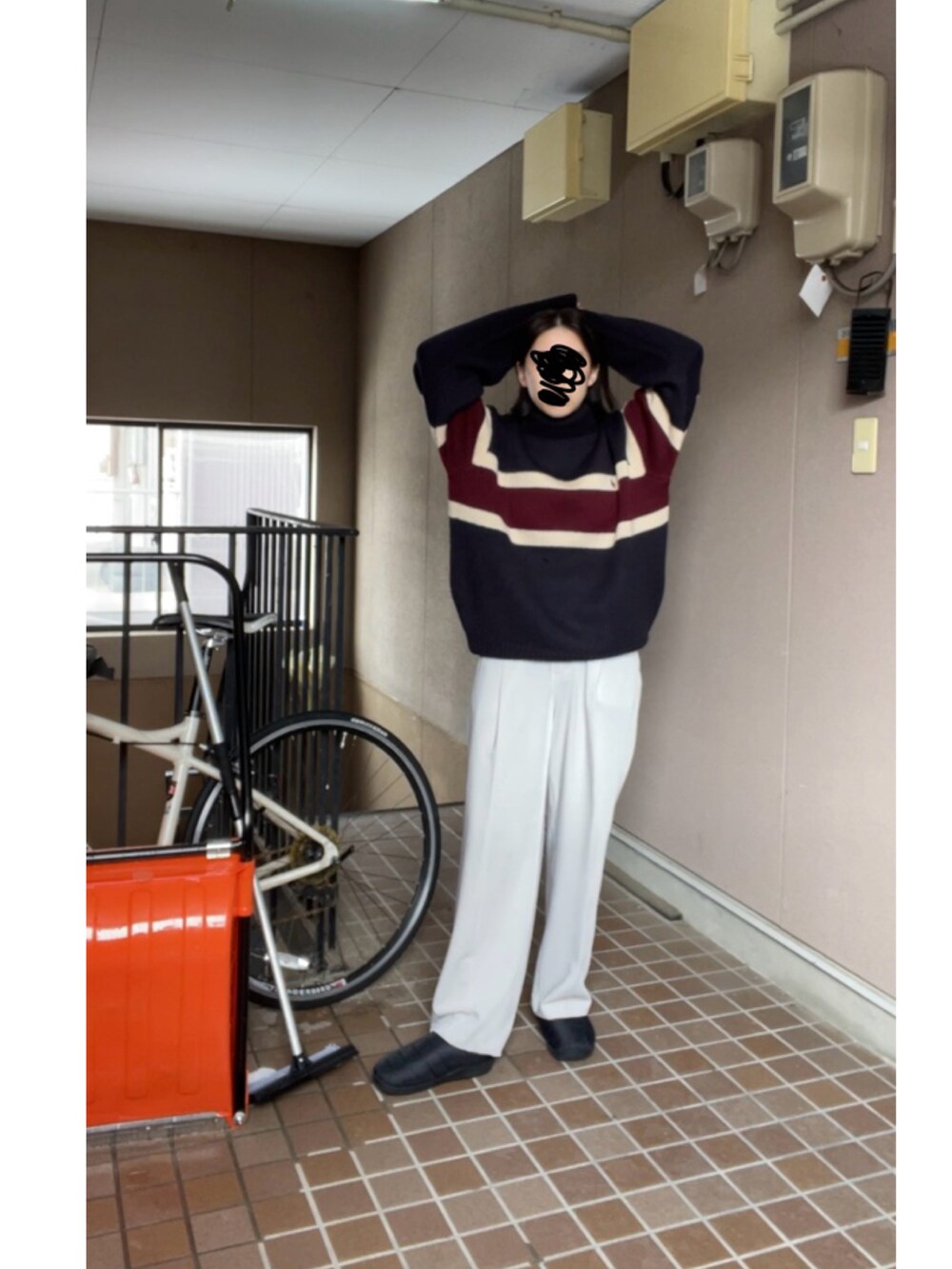 ブラック系のサンダル、グレー系のスラックスを着用したレディースの冬コーディネートの3枚目の写真