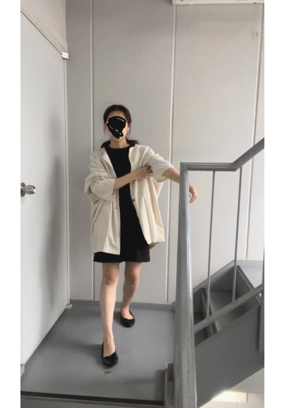 ブラック系のパンプス、ブラック系のその他パンツ、ブラック系のTシャツ/カットソーを着用したレディースの春コーディネートの5枚目の写真