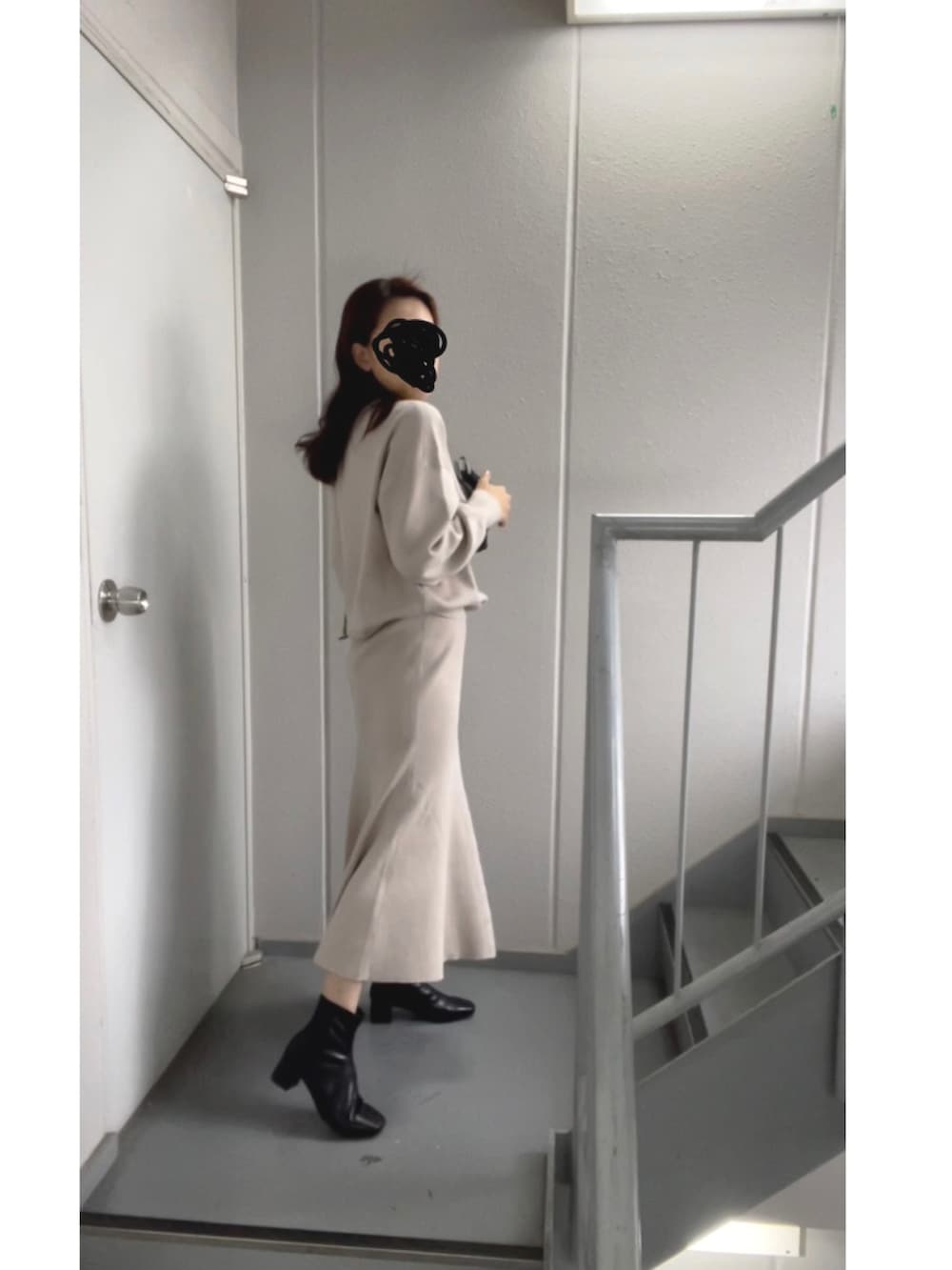 ブラック系のボディバッグ/ウエストポーチ、ブラック系のブーツを着用したレディースの冬コーディネートの4枚目の写真