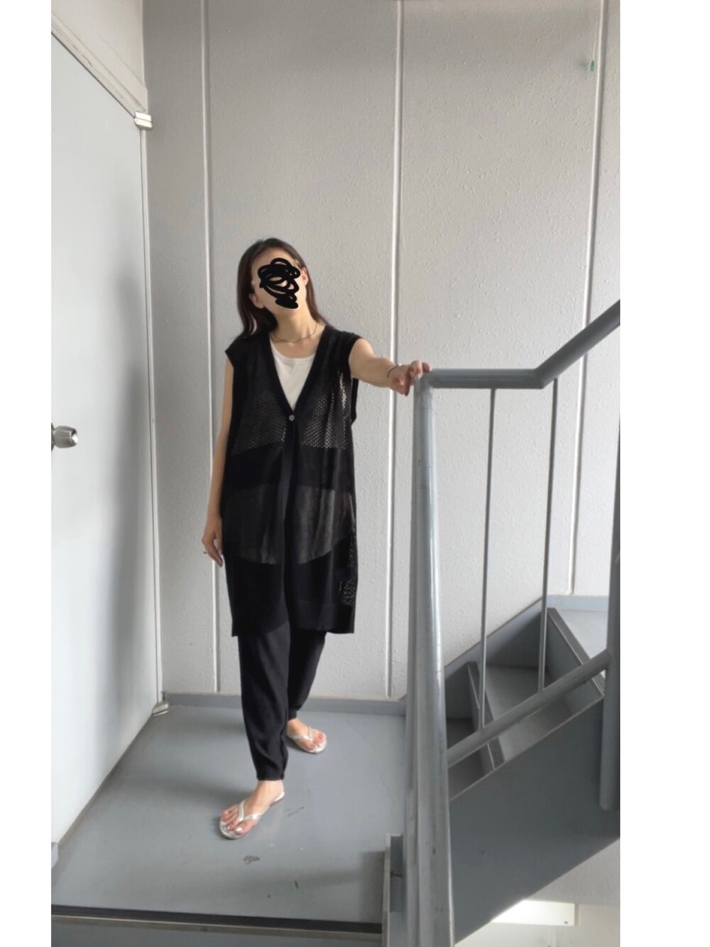 ブラック系のベスト、ブラック系のその他パンツ、シルバー系のサンダルを着用したレディースの夏コーディネートの2枚目の写真