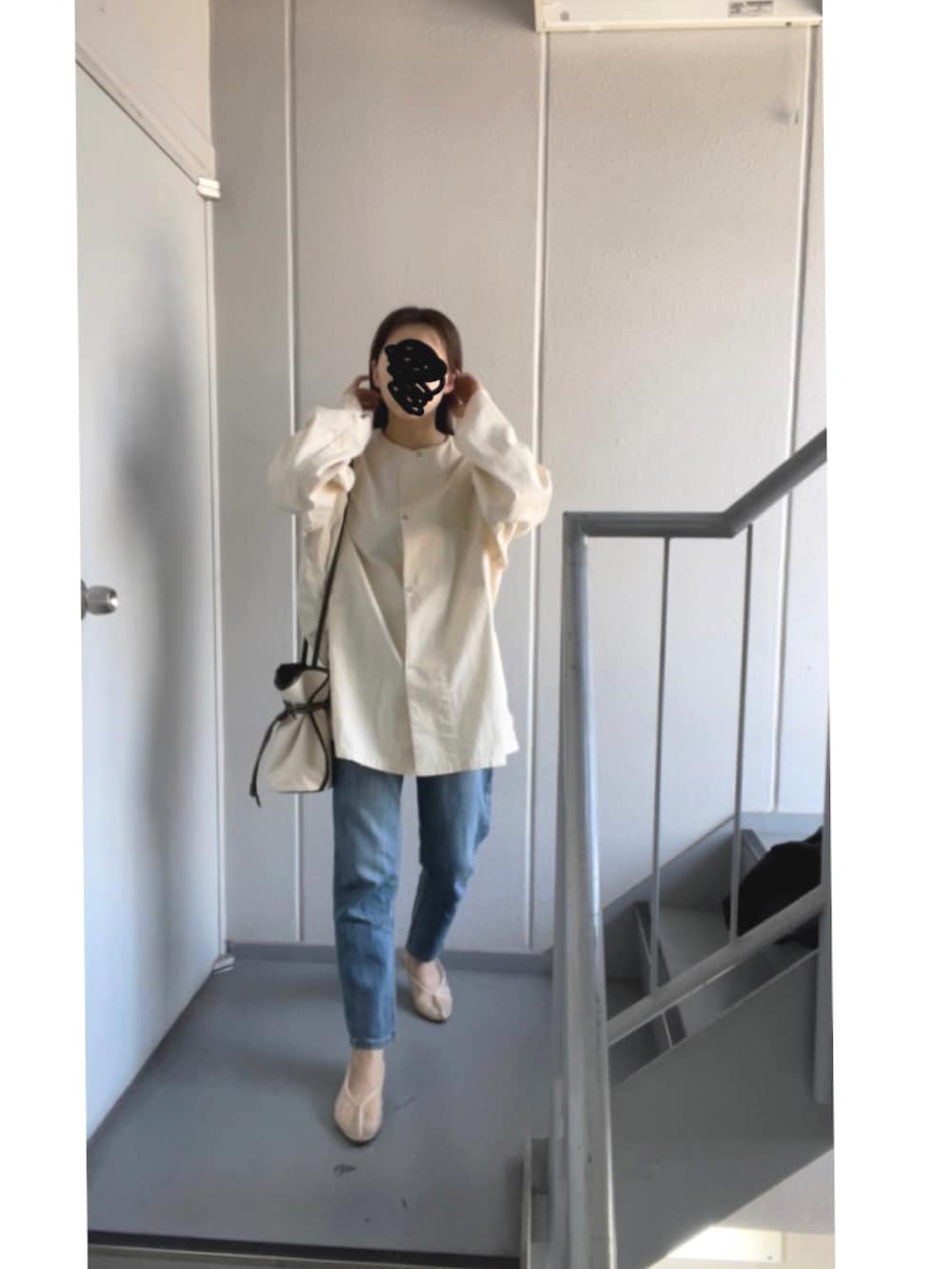 ホワイト系のシャツ/ブラウス、ホワイト系のショルダーバッグ、ブルー系のデニムパンツを着用したレディースの春コーディネートの3枚目の写真