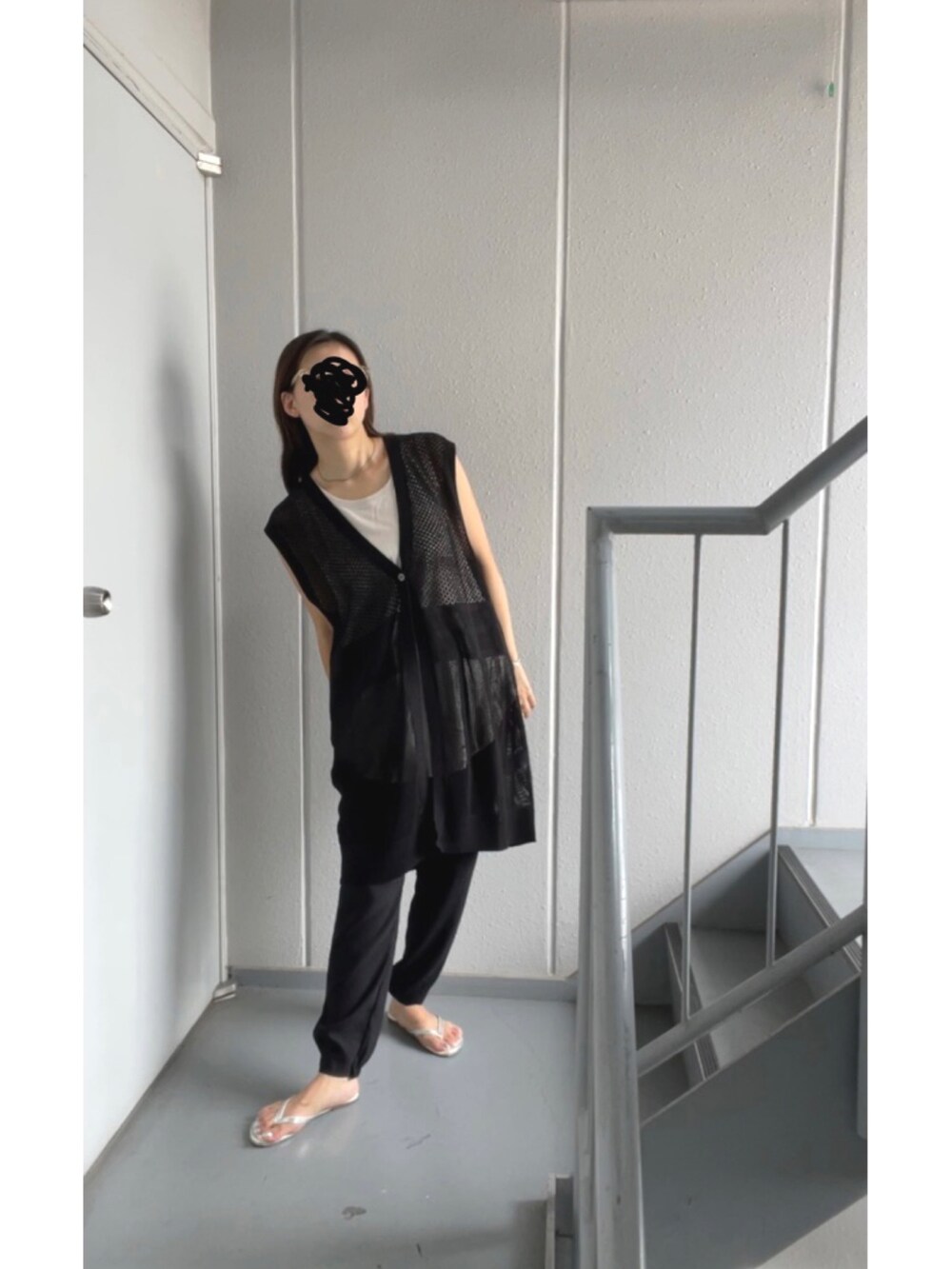 ブラック系のベスト、ブラック系のその他パンツ、シルバー系のサンダルを着用したレディースの夏コーディネートの3枚目の写真