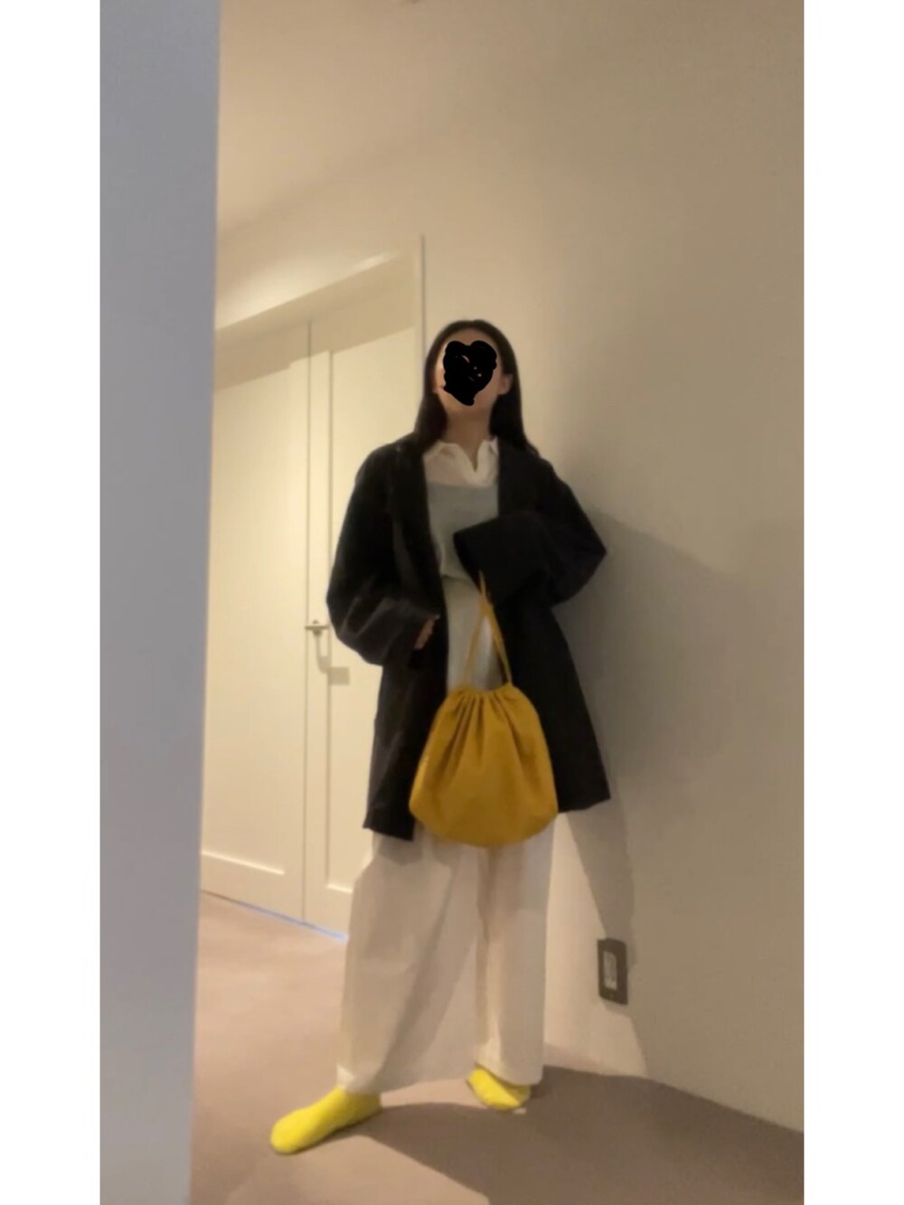 ホワイト系のポロシャツ、ブラック系のスニーカーを着用したレディースの春コーディネートの2枚目の写真