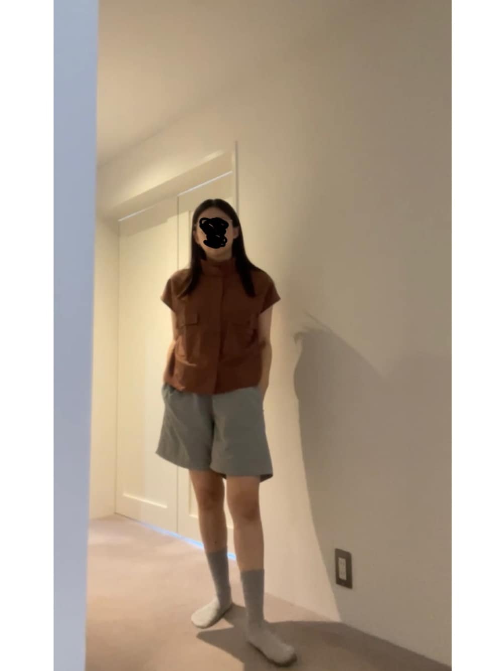 ブラウン系のシャツ/ブラウス、グレー系のパンツ、ブラック系のパンプスを着用したレディースの夏コーディネートの3枚目の写真