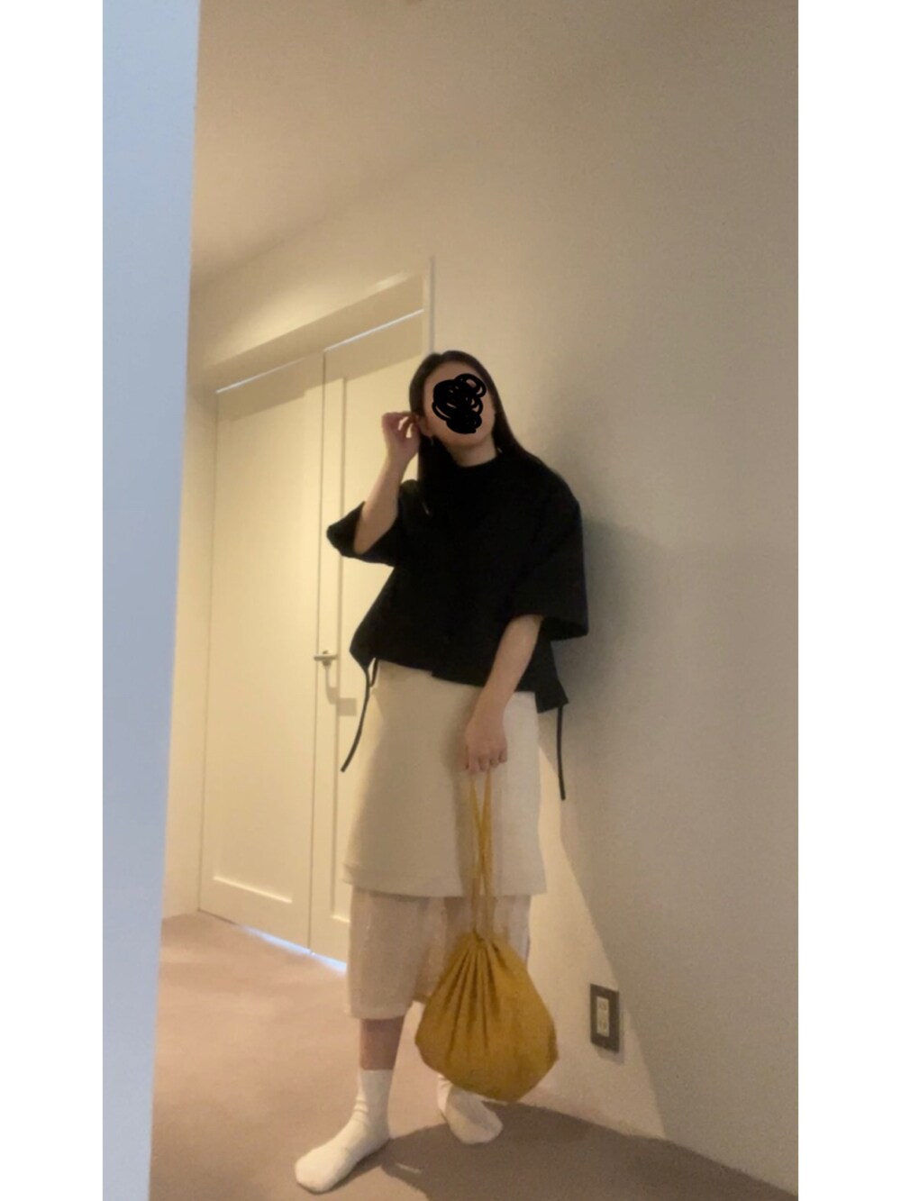 ブラック系のシャツ/ブラウス、ホワイト系のスカート、ブラック系のスニーカーを着用したレディースの夏コーディネートの2枚目の写真