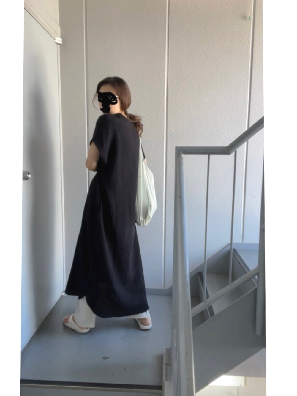 ブラック系のワンピース、ベージュ系のその他パンツ、ホワイト系のサンダルを着用したレディースの夏コーディネートの3枚目の写真