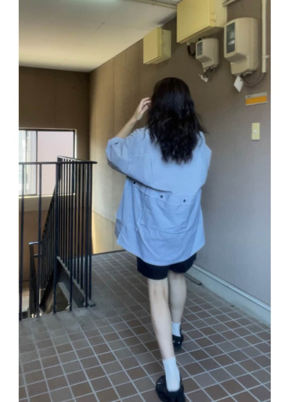 ブラック系のサンダル、ブラック系のその他パンツ、グレー系のタンクトップを着用したレディースの秋コーディネートの4枚目の写真