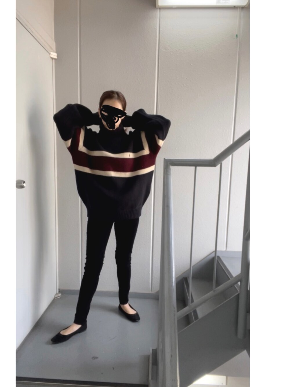 ブラック系のその他パンツ、ブラック系のパンプスを着用したレディースの秋コーディネートの3枚目の写真