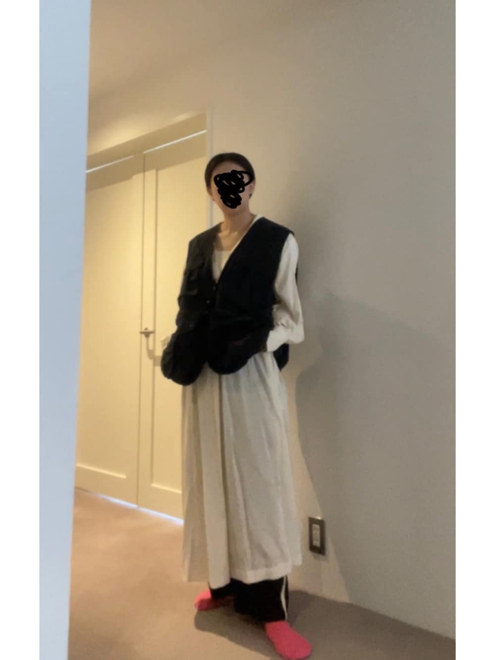 ブラック系のその他パンツ、ブラック系のサンダルを着用したレディースの春コーディネートの2枚目の写真