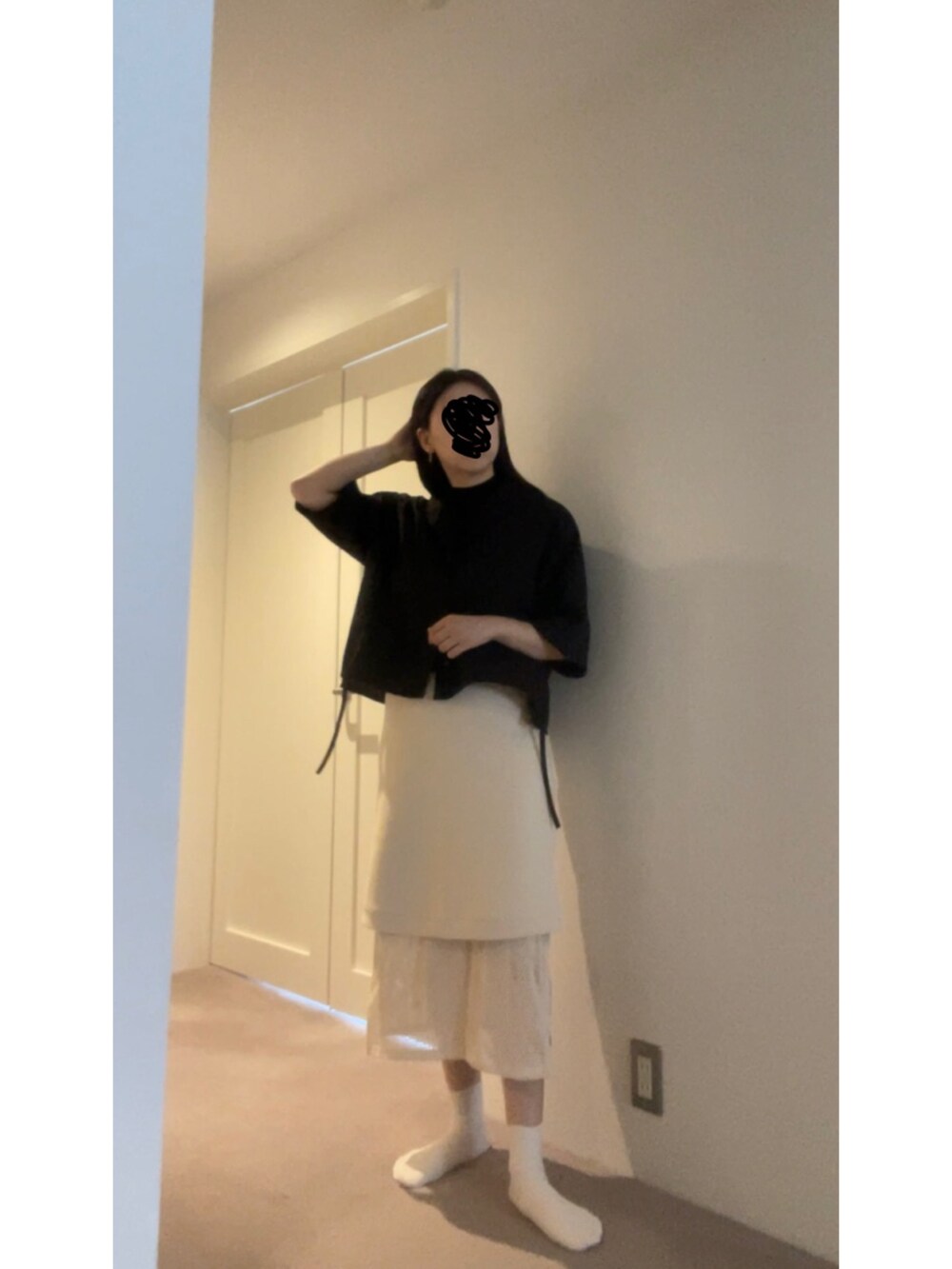 ブラック系のシャツ/ブラウス、ホワイト系のスカート、ブラック系のスニーカーを着用したレディースの夏コーディネートの3枚目の写真