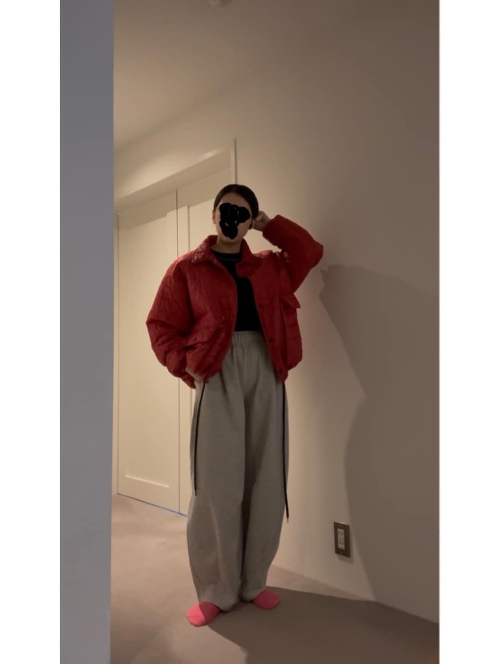 ブルー系のスニーカー、グレー系のその他パンツ、ブラック系のニット/セーターを着用したレディースの冬コーディネートの4枚目の写真