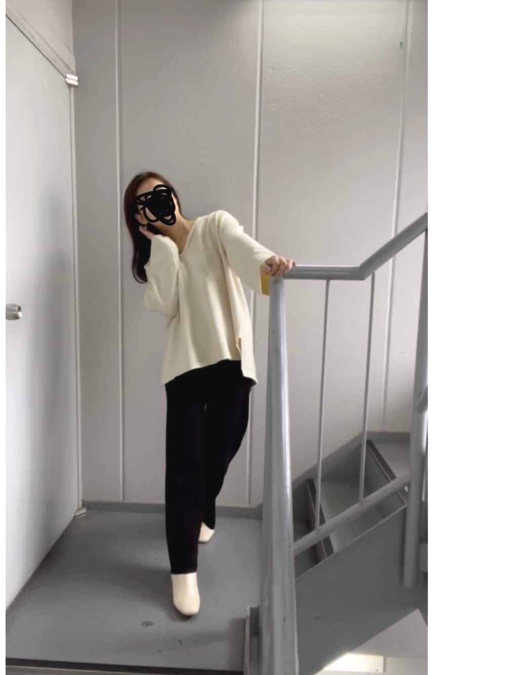 ホワイト系のニット/セーター、ブラック系のその他パンツ、ホワイト系のブーツを着用したレディースの秋コーディネートの3枚目の写真