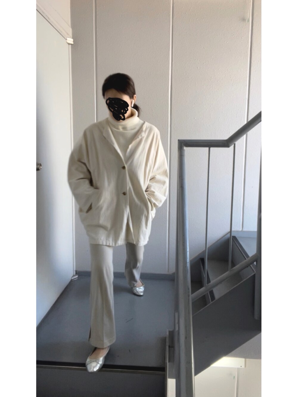 シルバー系のバレエシューズ、ベージュ系のその他パンツ、ホワイト系のニット/セーターを着用したレディースの春コーディネートの3枚目の写真