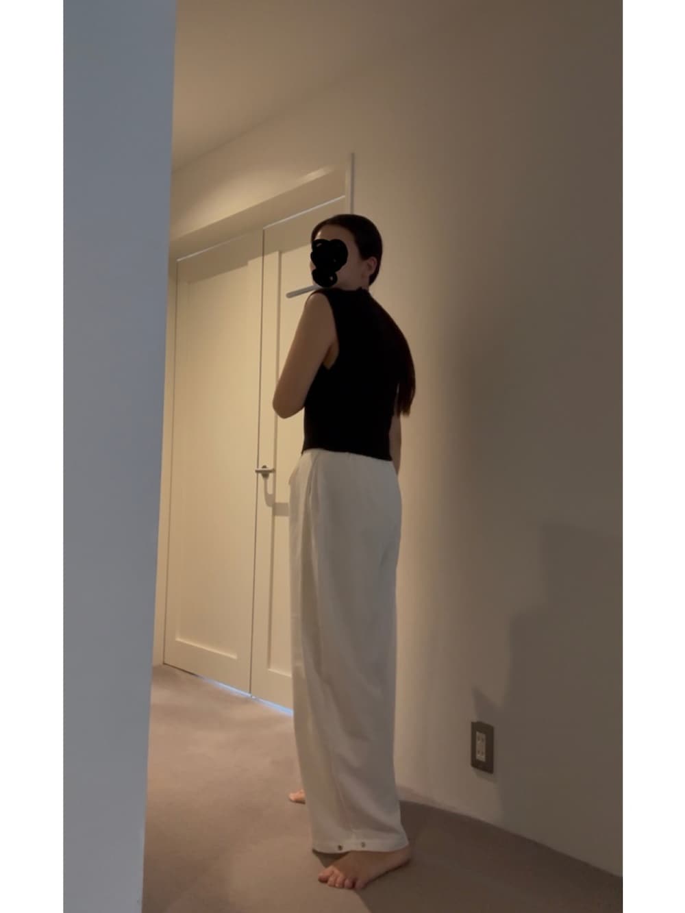 ホワイト系のその他パンツ、シルバー系のスニーカー、ブラック系のニット/セーターを着用したレディースの夏コーディネートの2枚目の写真