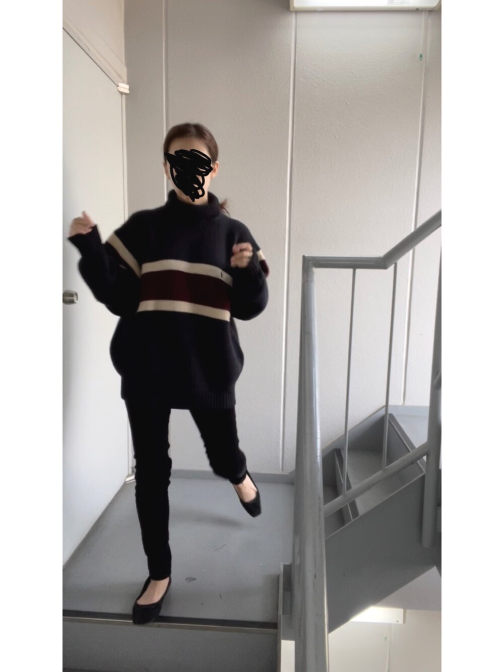 ブラック系のその他パンツ、ブラック系のパンプスを着用したレディースの秋コーディネートの5枚目の写真