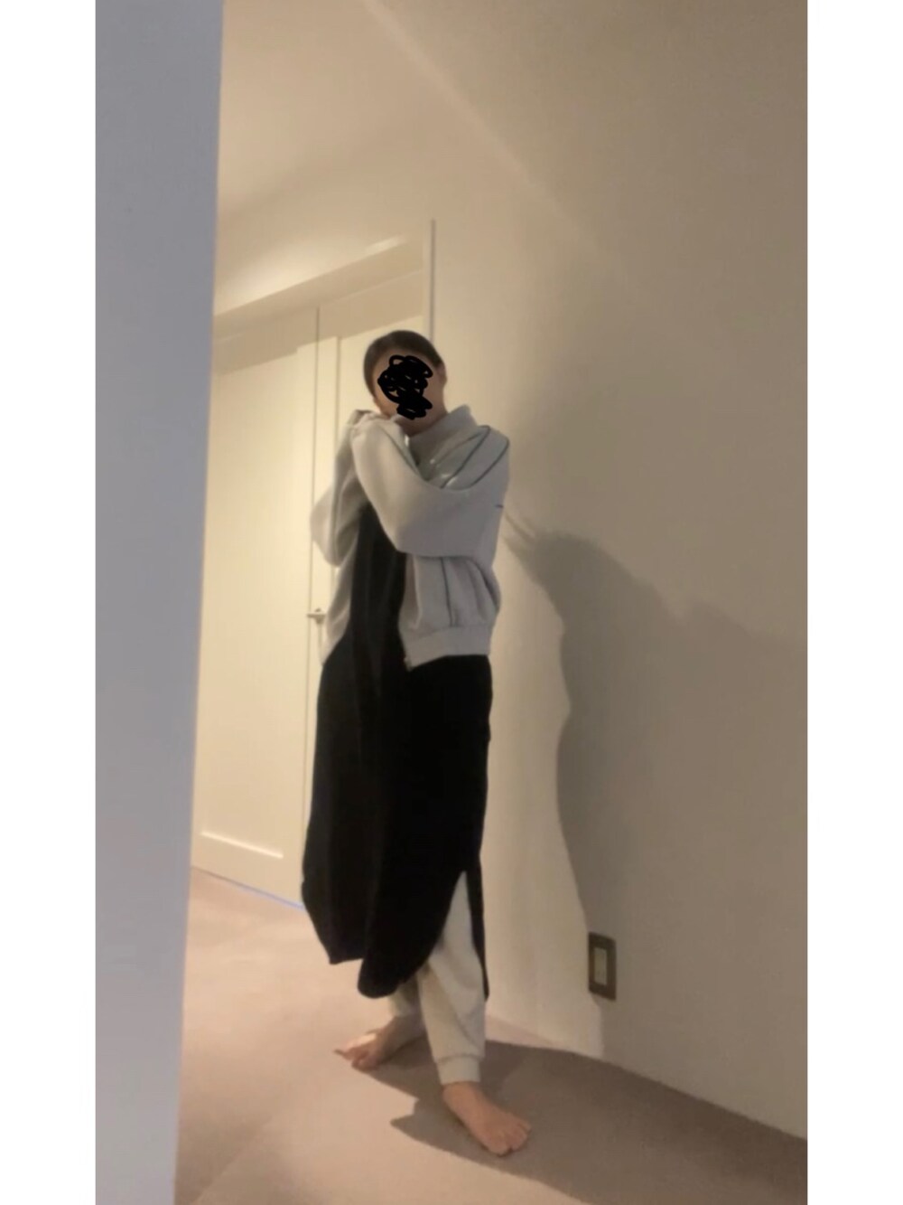 グレー系のジャージ、ブラック系のワンピース、ホワイト系のパンツを着用したレディースの春コーディネートの2枚目の写真