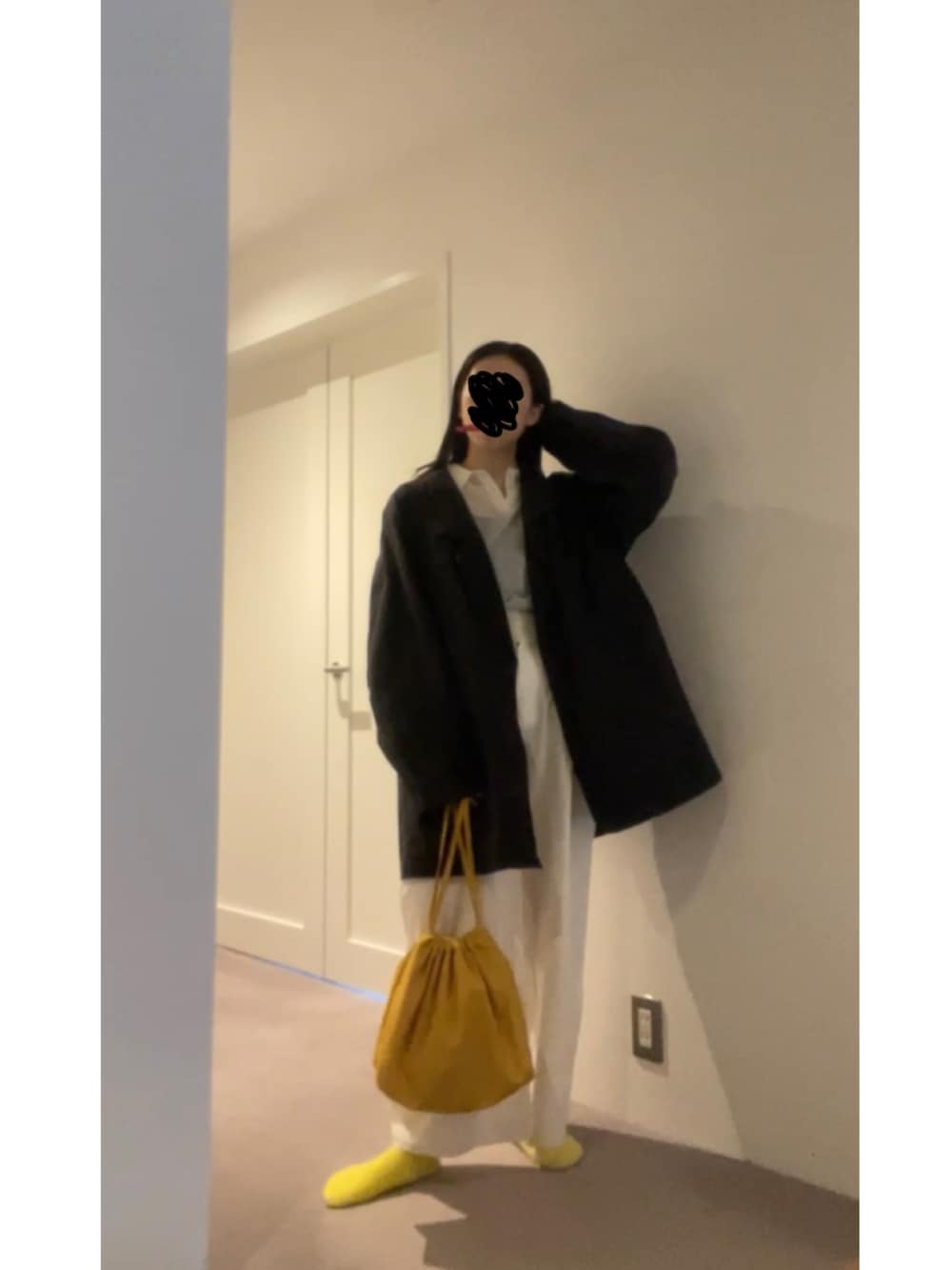 ホワイト系のポロシャツ、ブラック系のスニーカーを着用したレディースの春コーディネートの4枚目の写真