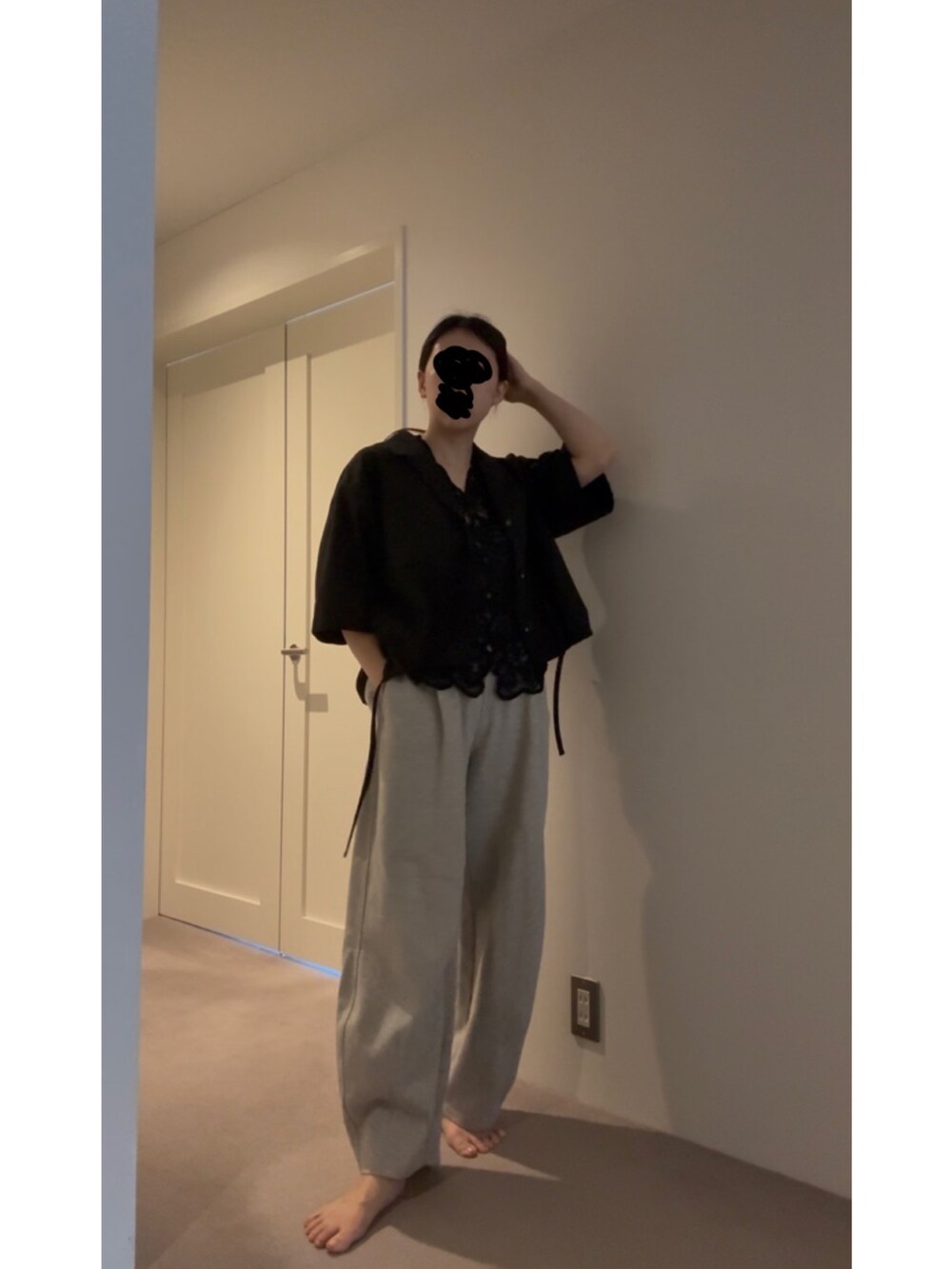 ブラック系のシャツ/ブラウス、グレー系のその他パンツ、シルバー系のスニーカーを着用したレディースの夏コーディネートの4枚目の写真