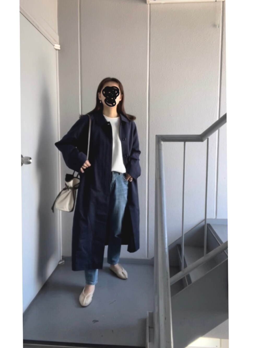 ブルー系のデニムパンツ、ホワイト系のバレエシューズ、ホワイト系のショルダーバッグを着用したレディースの春コーディネートの3枚目の写真