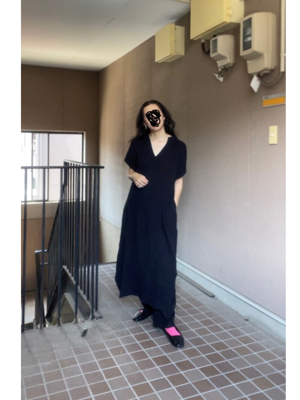ブラック系のワンピース、ブラック系のパンプス、ブラック系のその他パンツを着用したレディースの夏コーディネートの2枚目の写真